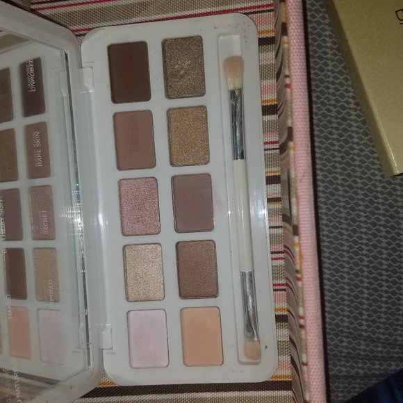 Models own eye shadow - Picture 2 of 2